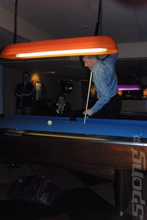 SPOnG Beats Six Times World Snooker Champion Steve Davis at Pool